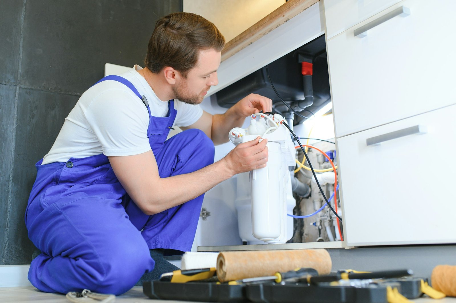 plumber change the water filter